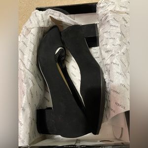 I figure out that the size was small for me after the second try. Almost new!!